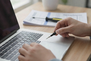 Wie man eine defekte Taste am Laptop repariert: Tipps zur Fehlerbehebung